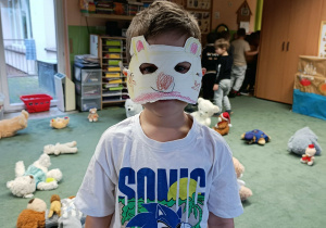 Staś w masce misia.