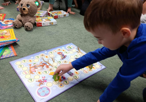 Dzieci grają w gre planszową" Kubuś"