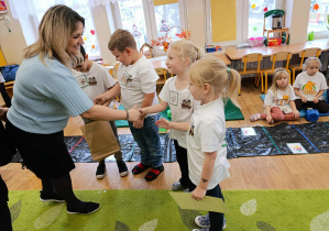 Dzieci odbierają nagrodę.