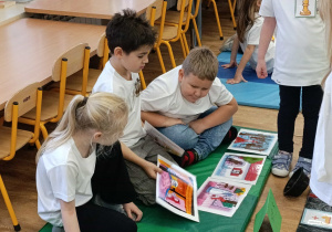 Dzieci rozwiązują zagadki. Układają historyjkę.