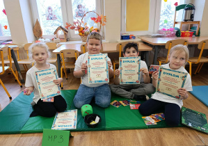 Drużyna z dyplomami.