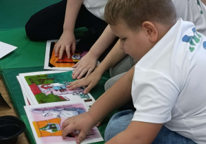 Dzieci rozwiązują bajkową zagadkę.