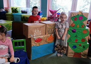 Dzieci odgrywają role na scenie.