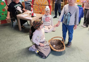 Dzieci odgrywają role na scenie.