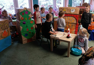 Dzieci odgrywają role na scenie.