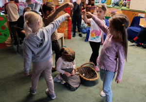 Dzieci odgrywają role na scenie.