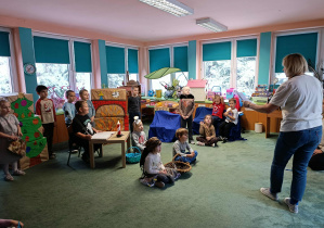 Dzieci odgrywają role na scenie.