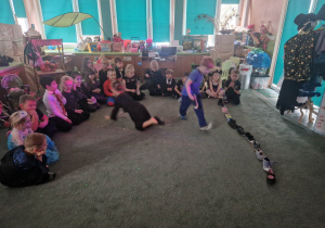 Kogo but pierwszy wyjdzie z sali temu spełnią się wróżby