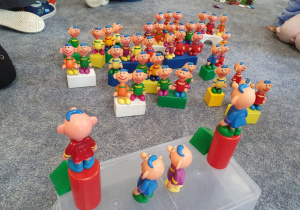 Figurski ustawione parami - zabawa dzieci w organizację ślubu.