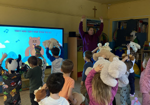 Zabawy ruchowe z misiem