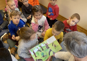 Dzieci na zajęciach w bibliotece