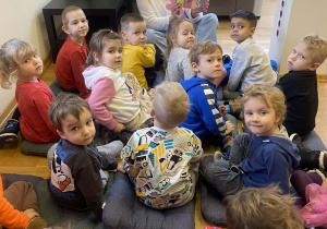Dzieci na zajęciach w bibliotece