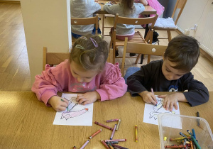Dzieci na zajęciach w bibliotece