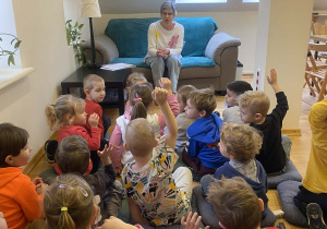 Dzieci na zajęciach w bibliotece