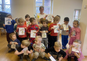 Dzieci na zajęciach w bibliotece