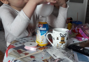 Kamilka z grupy 7 robi pisankę