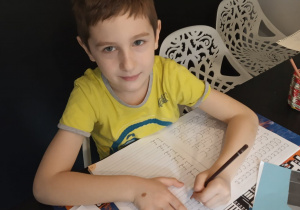 Krzyś z grupy 6 ćwiczy pisanie liter