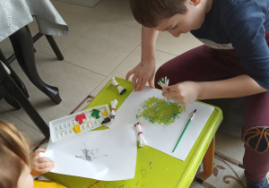 Malowanie patyczkami w wykonaniu Krzysia z grupy 6 i jego siostry