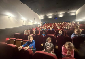 Dzieci czekają na film.