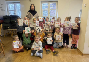 Wspólne zdjęcie dzieci i pani z biblioteki.