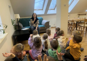 Dzieci nazywają kolory.