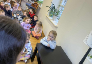 Dzieci słuchają opowiadania.