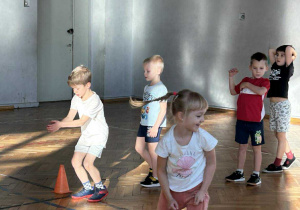 Rozgrzewka przed sportowymi konkurencjami.