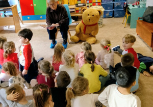 Dzieci słuchają opowiadania