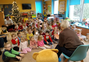 Dzieci słuchają opowiadania