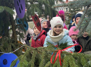 Przedszkolna choinka w parku.