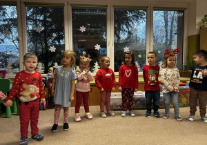 Dzieci podczas świątecznego występu