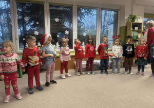 Dzieci podczas świątecznego występu