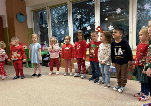 Dzieci podczas świątecznego występu