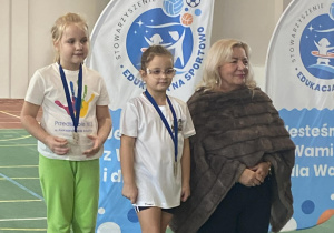 Dziewczynka stoi na podium