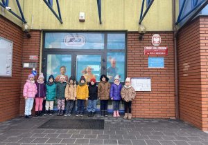 Wspólne zdjęcie przed wejściem