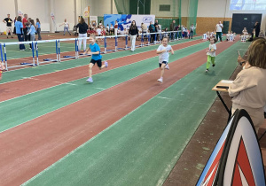 Dziewczynka bierze udział w biegu