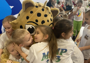 Dzieci przytulają maskotkę