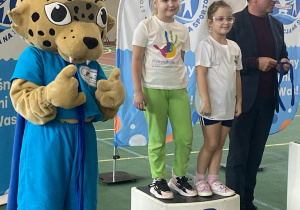 Dziewczynka stoi na podium