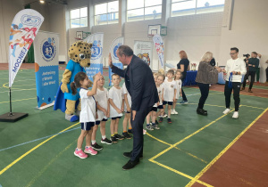 Dziewczynka odbiera gratulacje