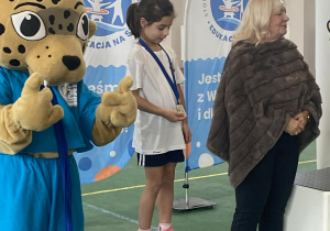 Dziewczynka stoi na podium