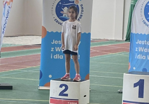 Dziewczynka stoi na podium