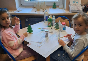 Dzieci malują choinki