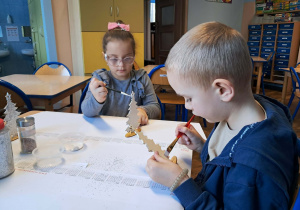 Dzieci malują choinki