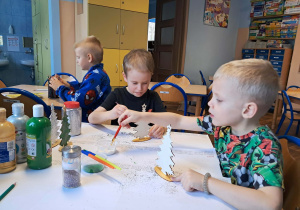 Dzieci malują choinki