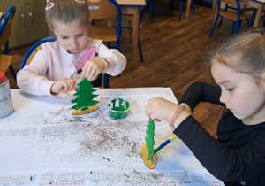 Dzieci malują choinki