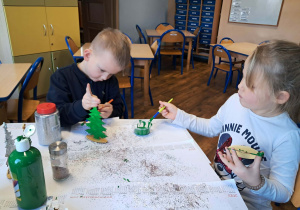 Dzieci malują choinki