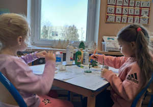 Dzieci malują choinki