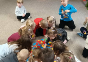 dzieci wybieraja figury geometryczne