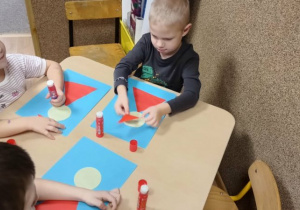 dzieci układają postać Świętego Mikołaja z figur geometrycznych