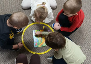 dzieci układają obrazki z figur